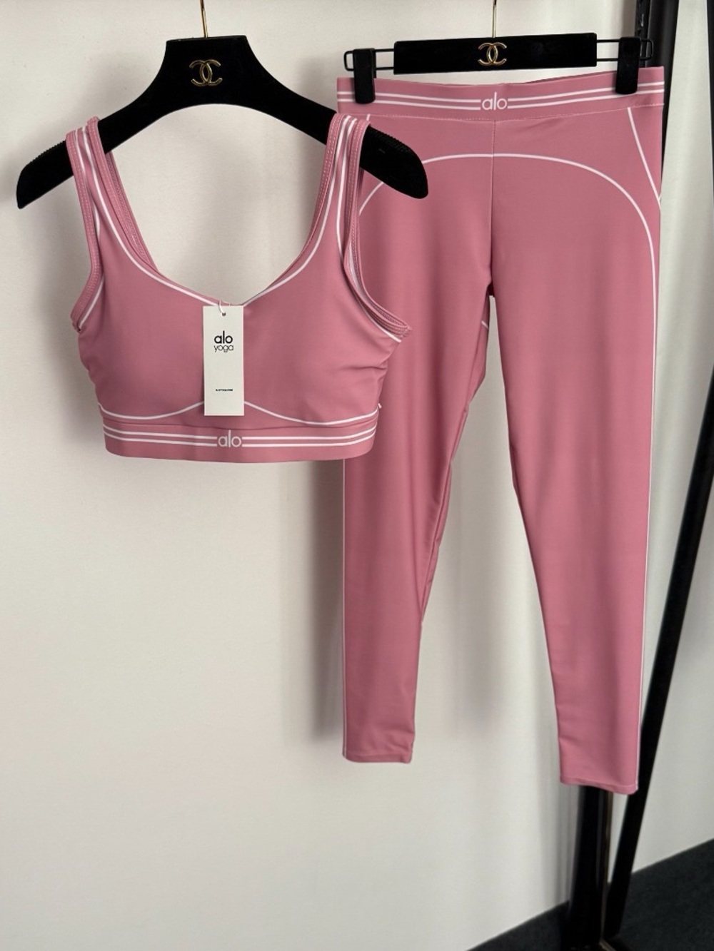 ALO Yoga Mauve Pink Seam-Trim Sports Bra & Leggings Set